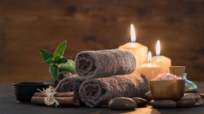 brown-towels-with-bamboo-candles-relax-spa-massage